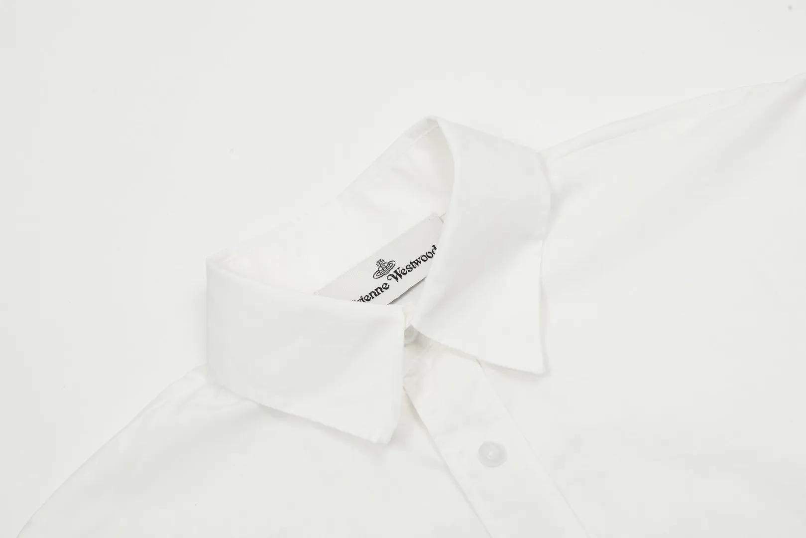 vivienne west wood The Queen Mother of the West Vivienne Heavy-duty patchwork old-style washed embroidered shirt Four seasons style Heavy-duty embroidery patch washing design on the back Very beautiful and unique Sleeve folding design with high workmanship Expanded arc design at the hem Loose and casual, slimming 5 color combinations are very versatile Correct accessories in the whole series Every detail is completely restored Straight to the full color Color: Eucalyptus green Sky blue Taro purple Pink White Size: S M L